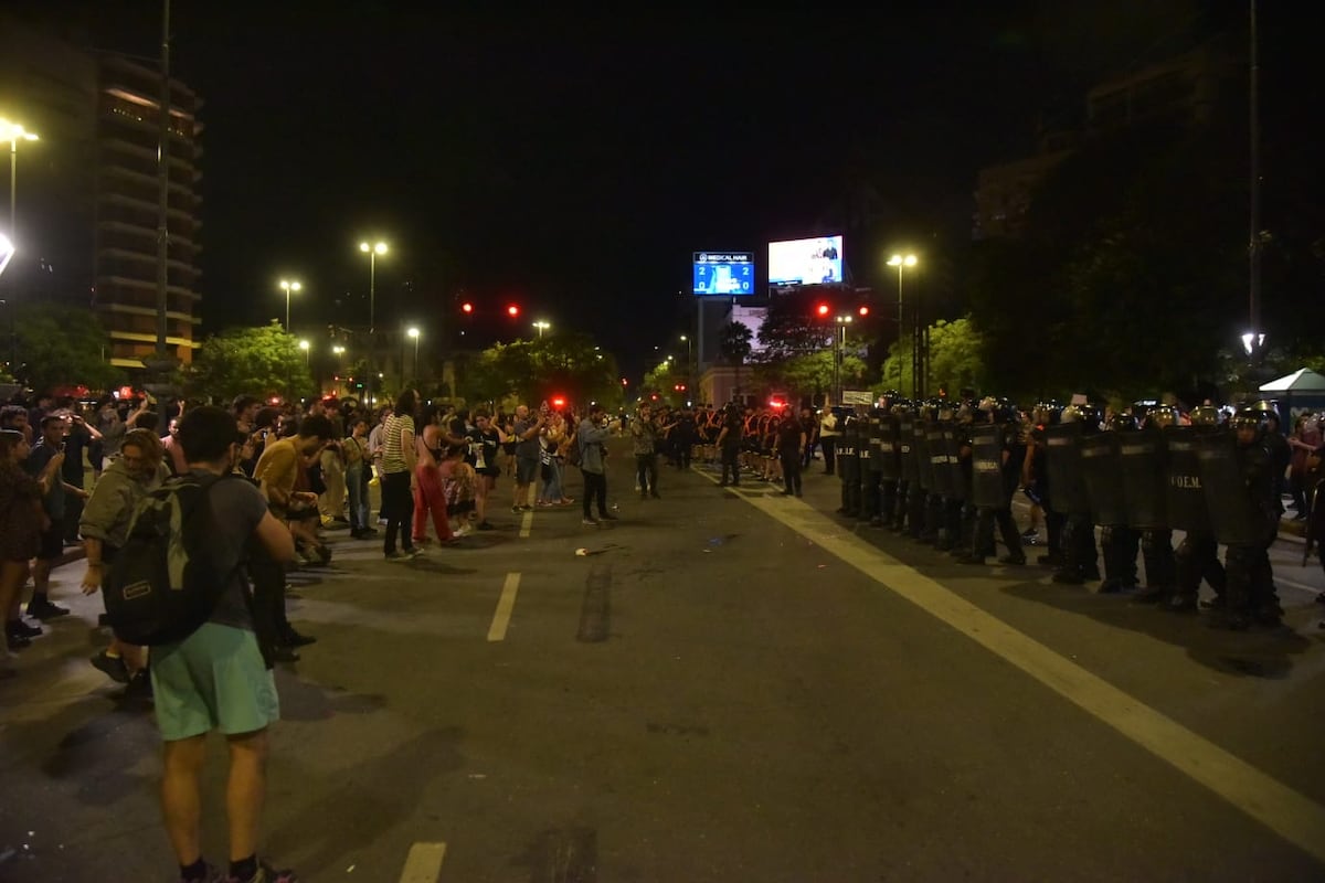 Cacerolazo en el Patio Olmos. (Facundo Luque / La Voz)