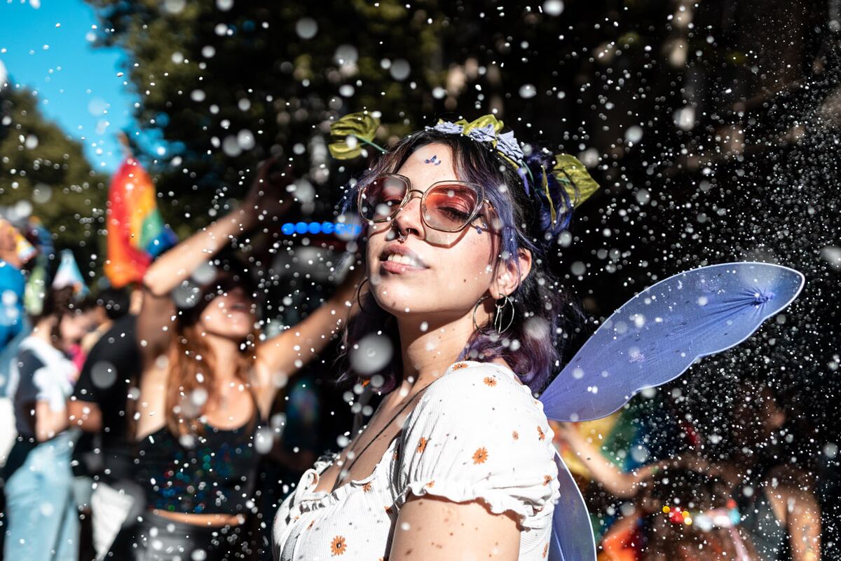 Miles de personas cubrieron la Plaza de Mayo con los colores del arcoíris para celebrar la 31 Marcha del Orgullo, que con música, cotillón y alegría celebró la diversidad y reclamó por la sanción de leyes que garanticen los derechos de las personas trans. (Télam)