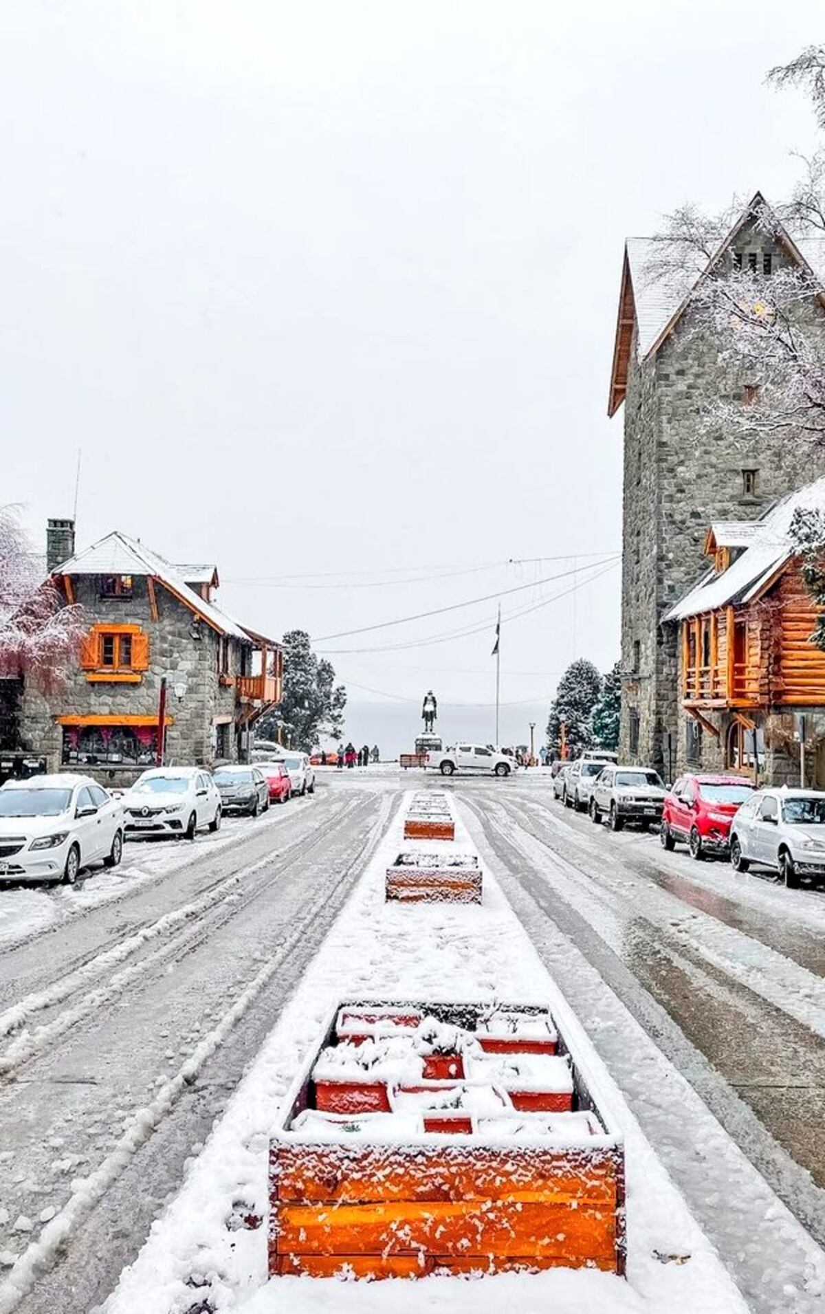 Postales. En medio de una alerta meteorológica, Bariloche registró una nevada histórica para mayo. (X / @lfsur)