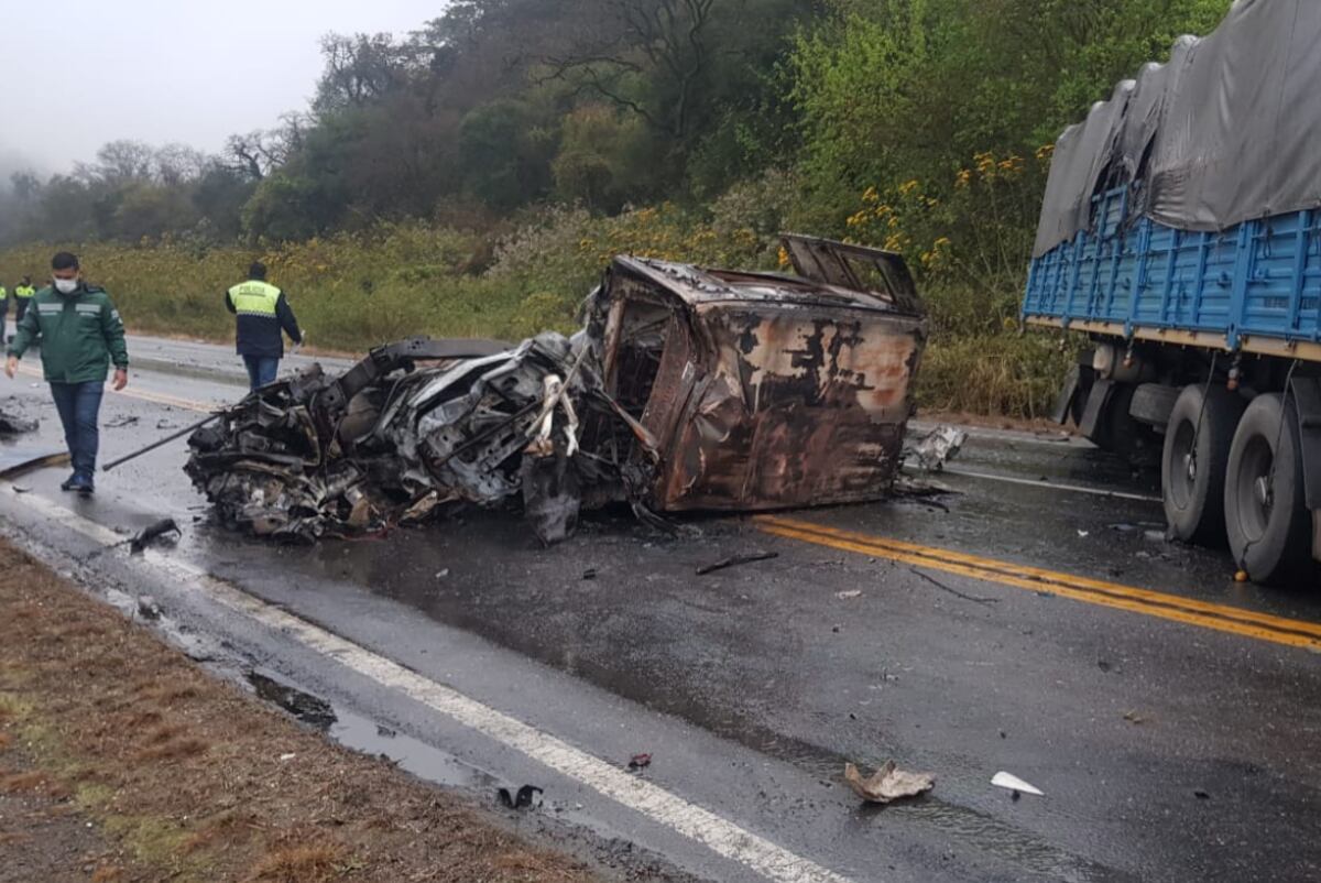 Inseguridad vial. Terrible choque entre camión y ambulancia en Tucumán. (Twitter / José Gallardo)