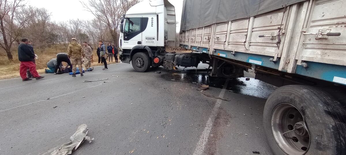 Un camión y una camioneta protagonizaron un violento siniestro vial. (Gentileza Contactos Las Higueras)