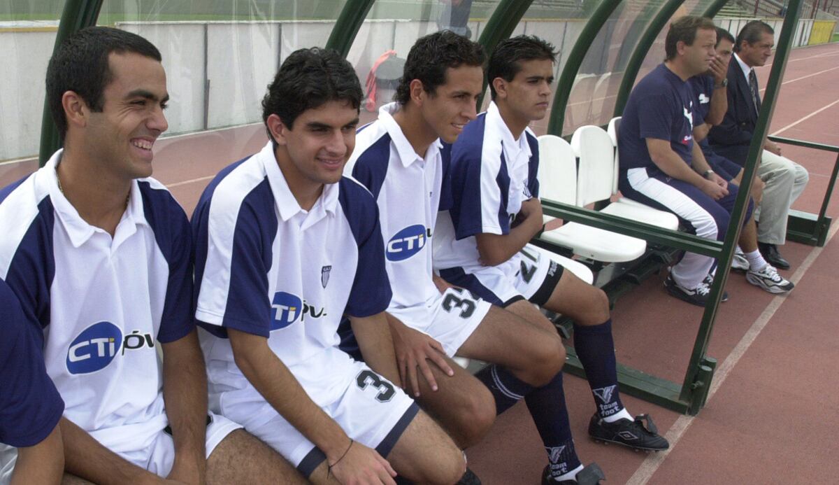 Vyvoda y Molina junto a Sarmiento y Pronetto en el banco de suplentes de Talleres en un partido ante Lanús en 2002 (Foto: Archivo / La Voz).