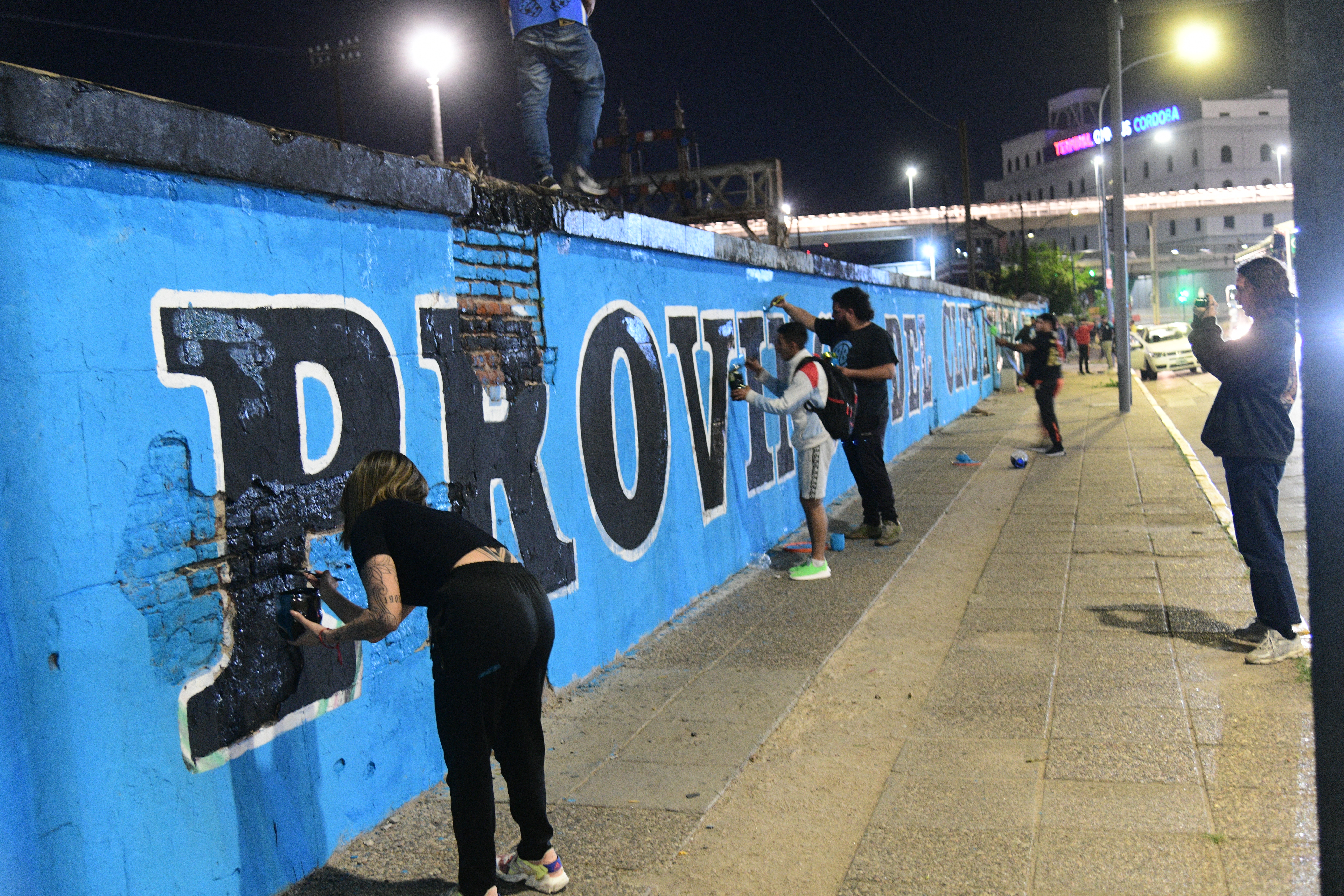 Hinchas de Belgrano pintan un mural en la zona de la Estación Mitre frente a la Terminal de ómnibus. (Javier Ferreyra / La Voz)