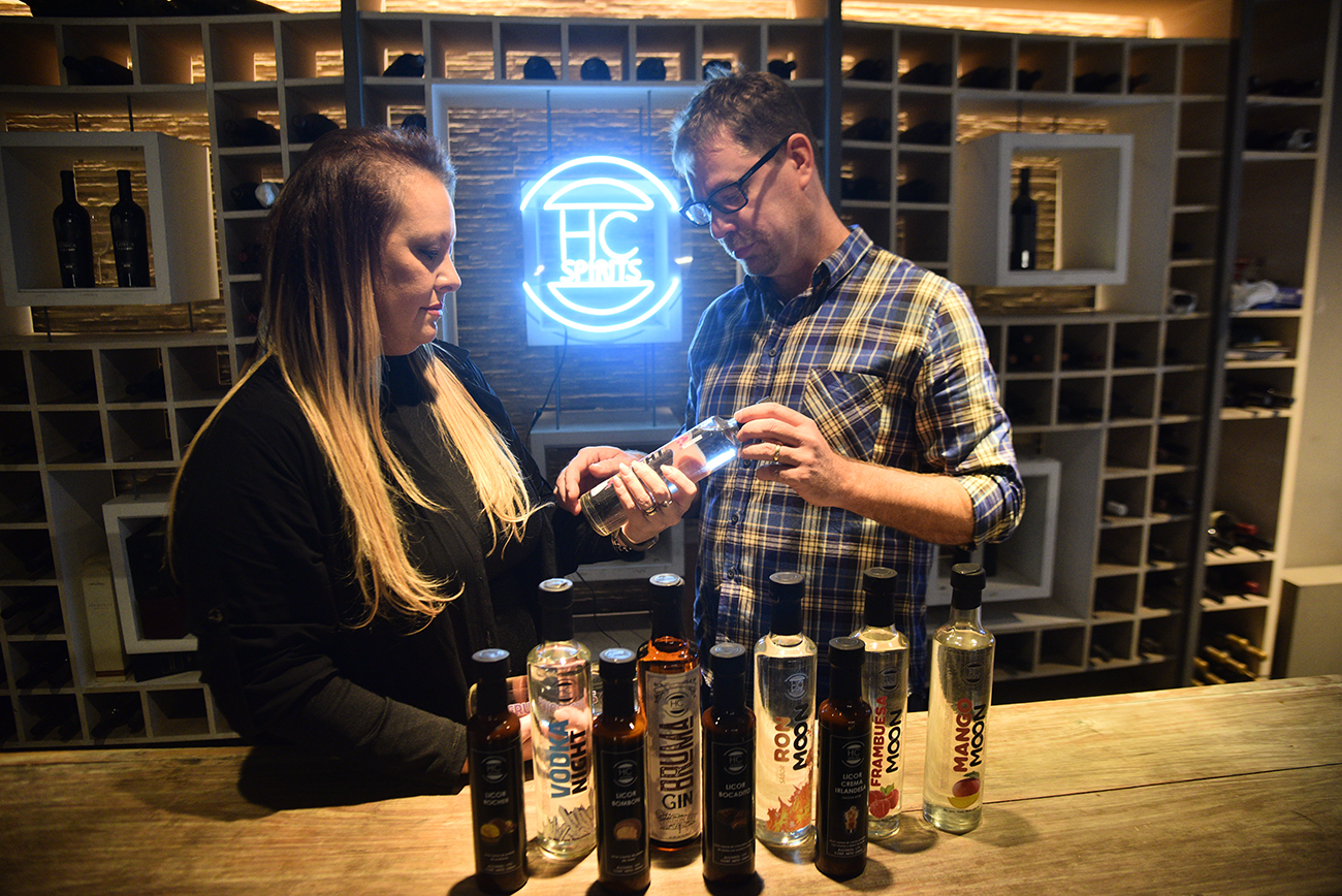 Mónica Conci y David Hantis, de HC Spirits. Hacen destilados y licores en Colonia Tirolesa. Foto Pedro Castillo