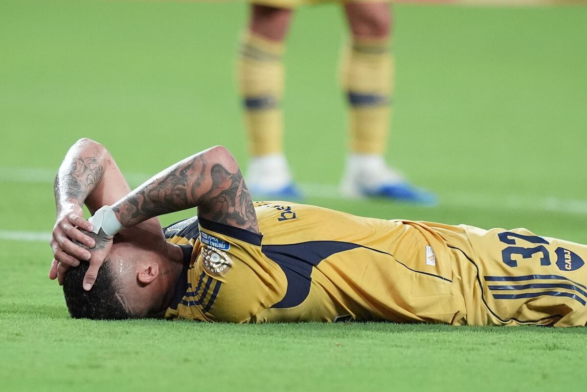 Ayrton Costa de Boca Juniors se lamenta tras la derrota 2-1 ante Bayern Munich en el encuentro por el Grupo C del Mundial de Clubes en Miami Gardens, viernes 20 junio, 2025. (AP Foto/Rebecca Blackwell)