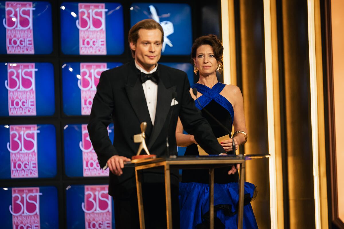 Sam Reid y Anna Torv en la tercera temporada de The Newsreader. Foto: Universal+