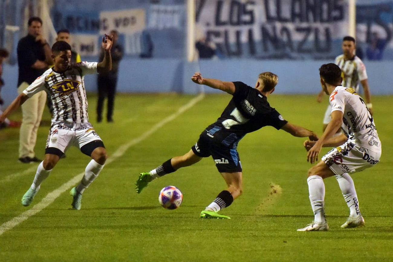 Racing en su primer partido de local en la Primera Nacional 2023, ante Estudiantes de Caseros. (Facundo Luque / La Voz).