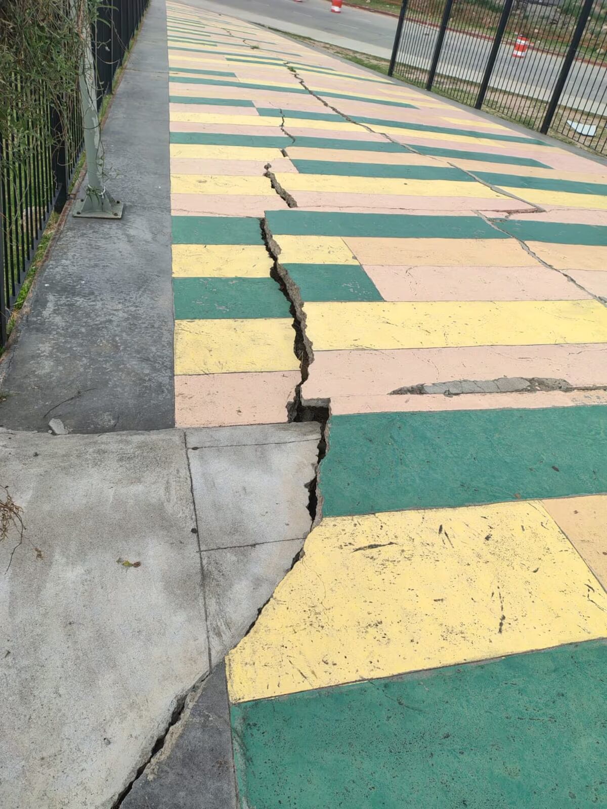 Rotura en la pasarela que conecta el Complejo Ferial con el estadio Mario Alberto Kempes. (Gentileza)
