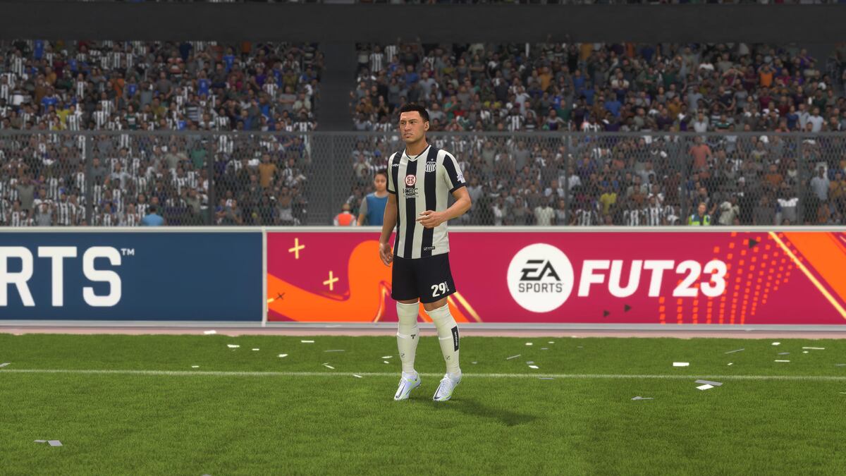 GASTÓN BENAVIDEZ. Capturas de imágenes en una Playstation 5 de cómo se ve Talleres en el videojuego Fifa 23.