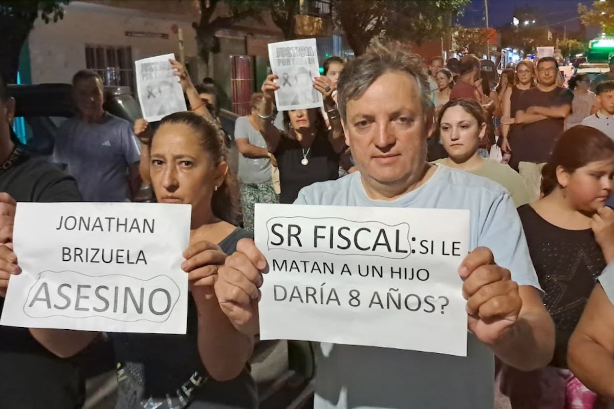 Los padres de Adrián González marcharon por justicia. (La Voz).