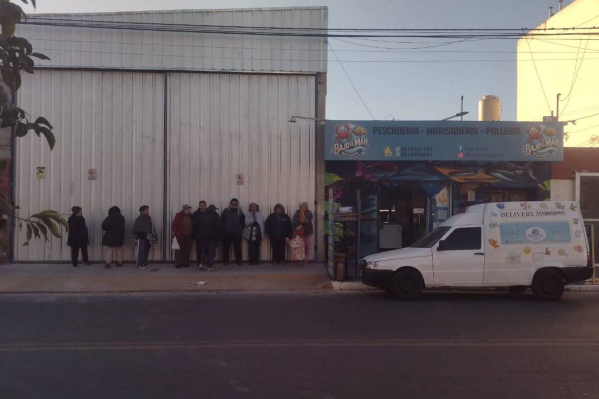 Las personas comenzaron a llegar a la pescadería desde muy temprano. (Bajo el Mar)