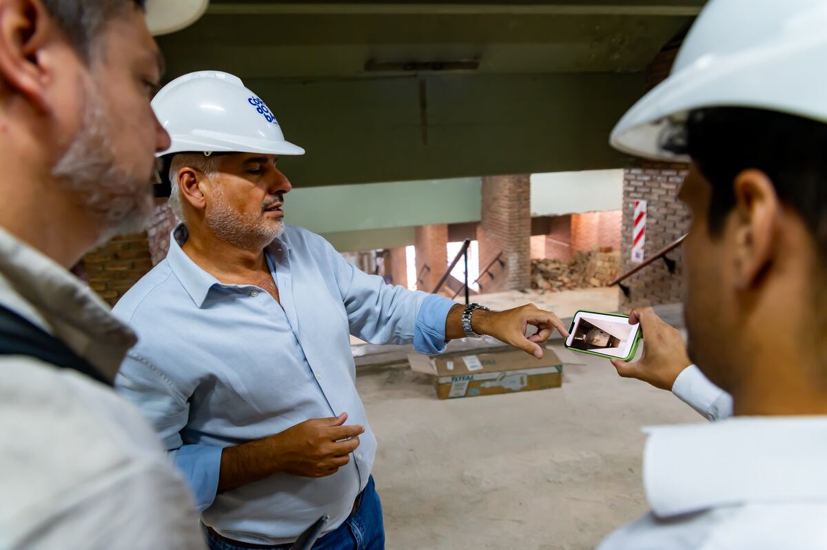 El secretario de Desarrollo Urbano municipal, Diego Peralta, supervisa el inicio de los trabajos en la calle Rosario de Santa Fe. El funcionario detalló que el edificio de 1980 presentaba serias patologías por filtraciones. (Municipalidad de Córdoba).