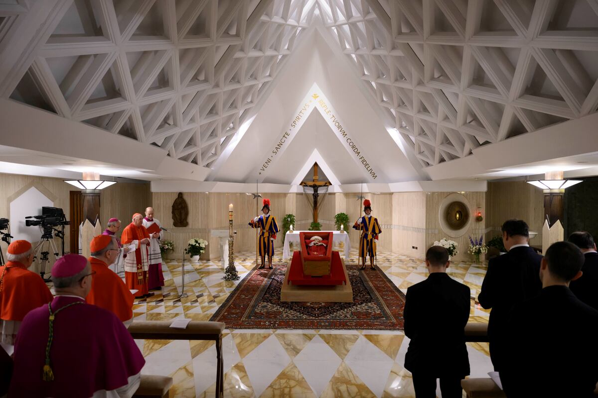 Difunden las primeras imágenes del papa Francisco en su velatorio en el Vaticano. (AP)
