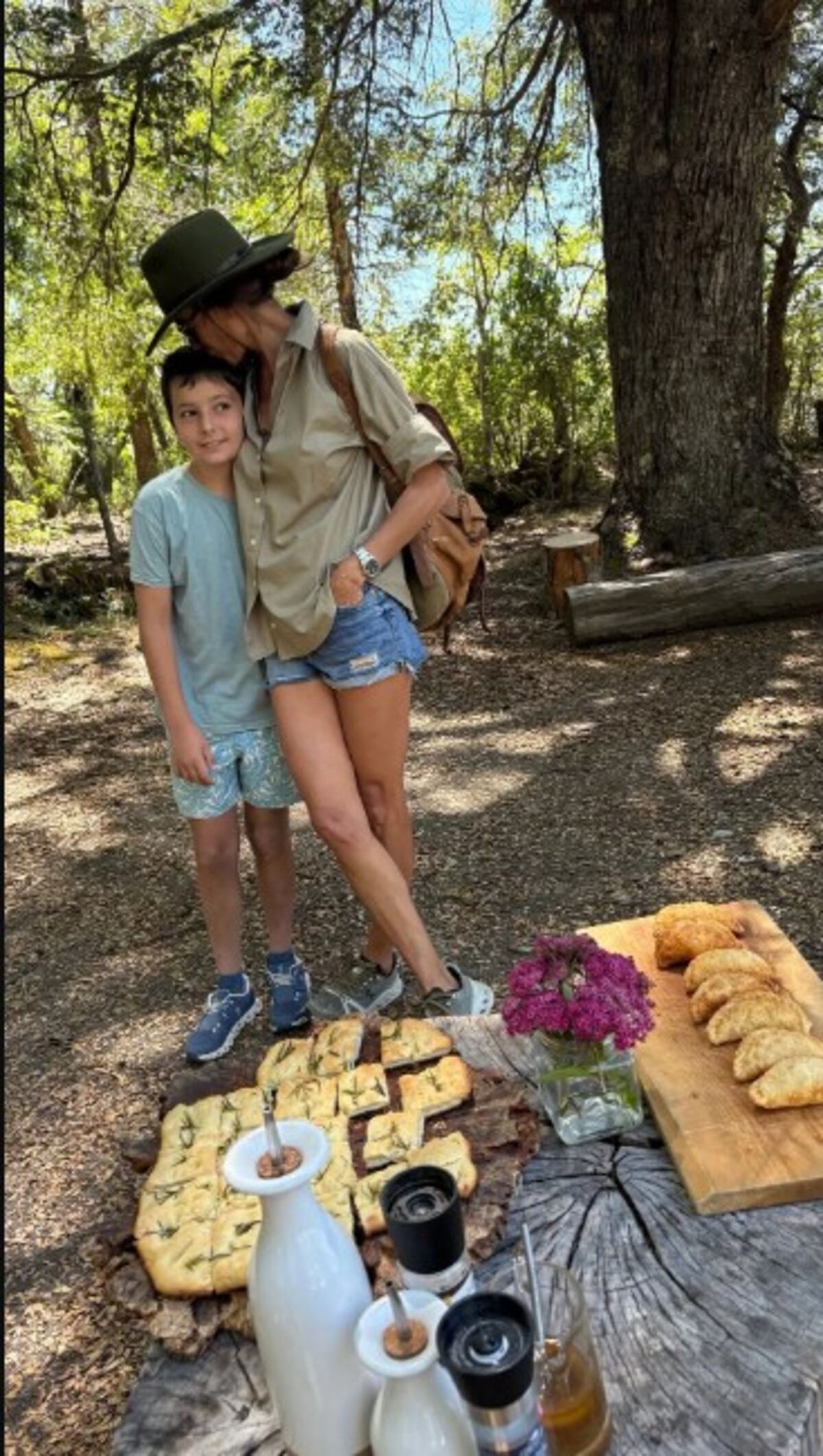 Juliana Awada conquistó la Patagonia con su look más casual y perfecto para la naturaleza.