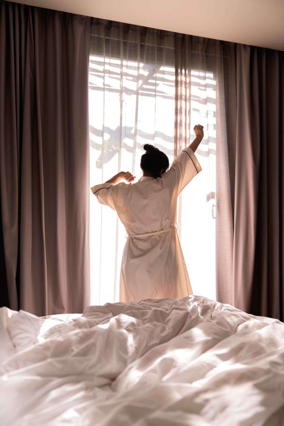 Tender o hacer la cama consiste en ordenar la ropa de cama (sábanas, mantas, acolchado) tras su uso para proporcionar orden y estética al dormitorio. (Freepik)
