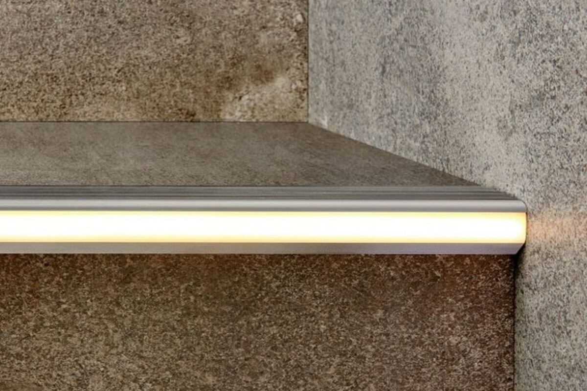 La Nariz de Escalón Led resalta y da visibilidad a los cantos de los escalones con una iluminación direccionada. Es ideal para zonas de alto tránsito. Foto: Atrim