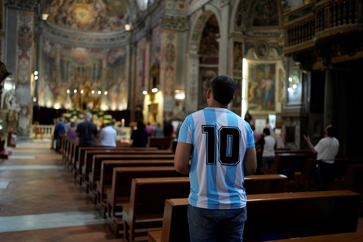 Roma. Un creyente, con la camiseta de la Selección Argentina, reza por el eterno descanso del papa Francisco (AP).