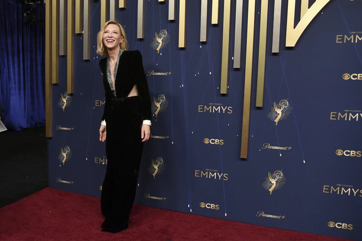 Cate Blanchett, en la alfombra roja de los Emmy 2025. (AP)