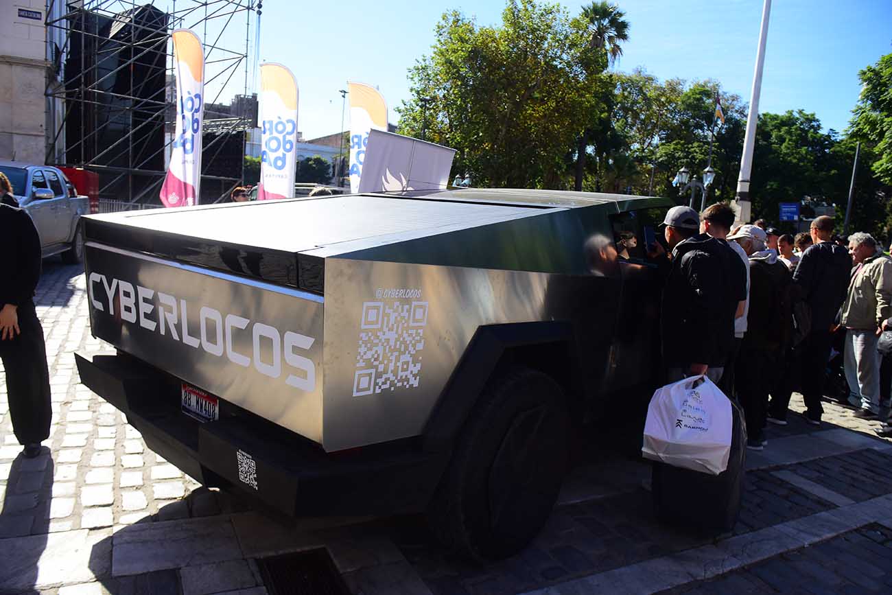 Cybertruck Tesla llega a Córdoba (dos amigos que quieren batir el récor Guinness de de más países visitados en un vehículo 100% eléctrico)  Plaza San Martín . (José Gabriel Hernández / La Voz)