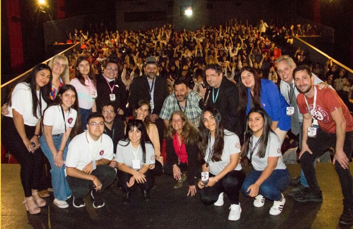 Clack. Comisión Directiva del IPEM 294 (estudiantes y profesores) junto a colegios participantes.