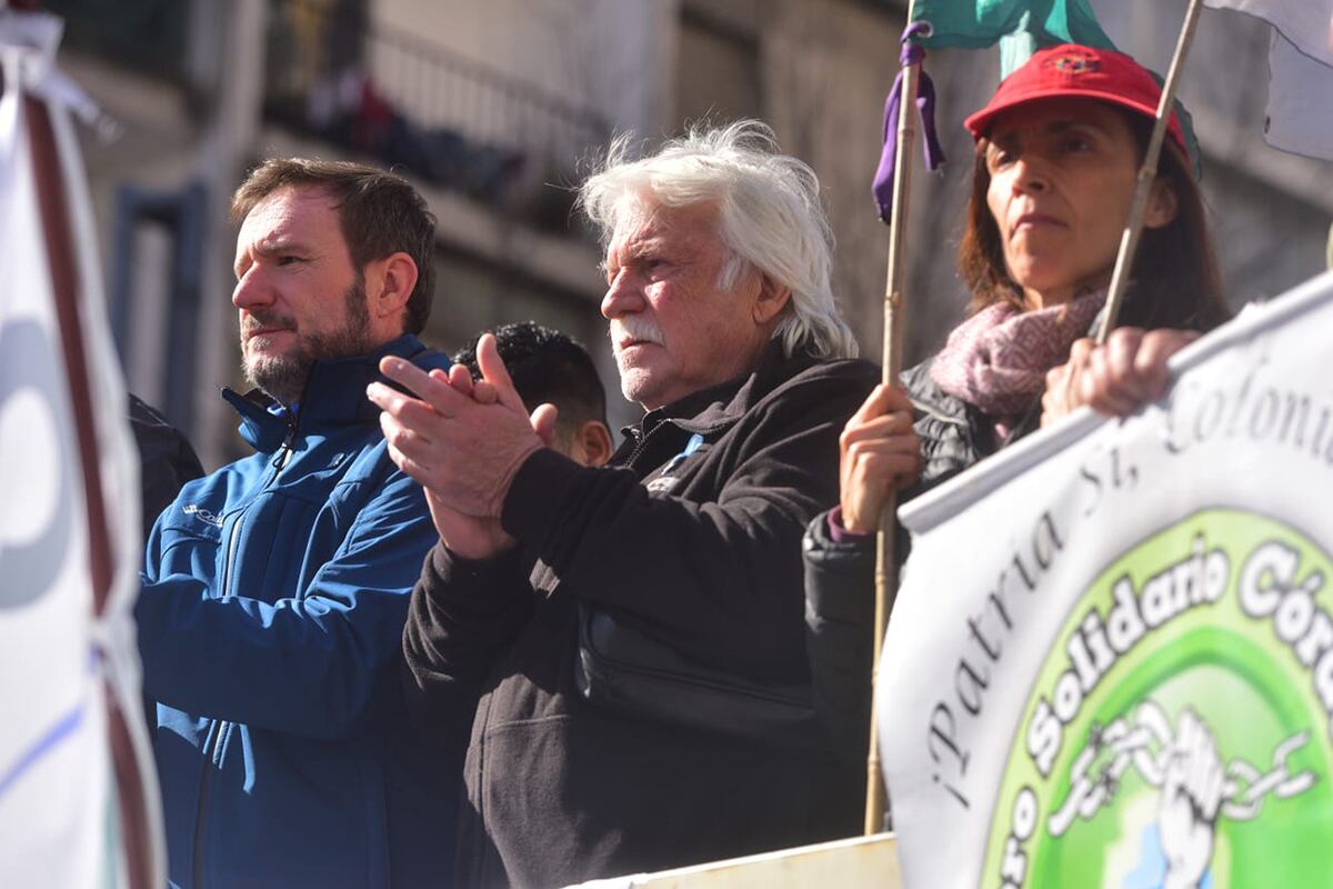 Las dos CGT, en Colón y General Paz. Concentran y marchan en contra de la visita del presidente Javier Milei. (José Gabriel Hernández / La Voz)