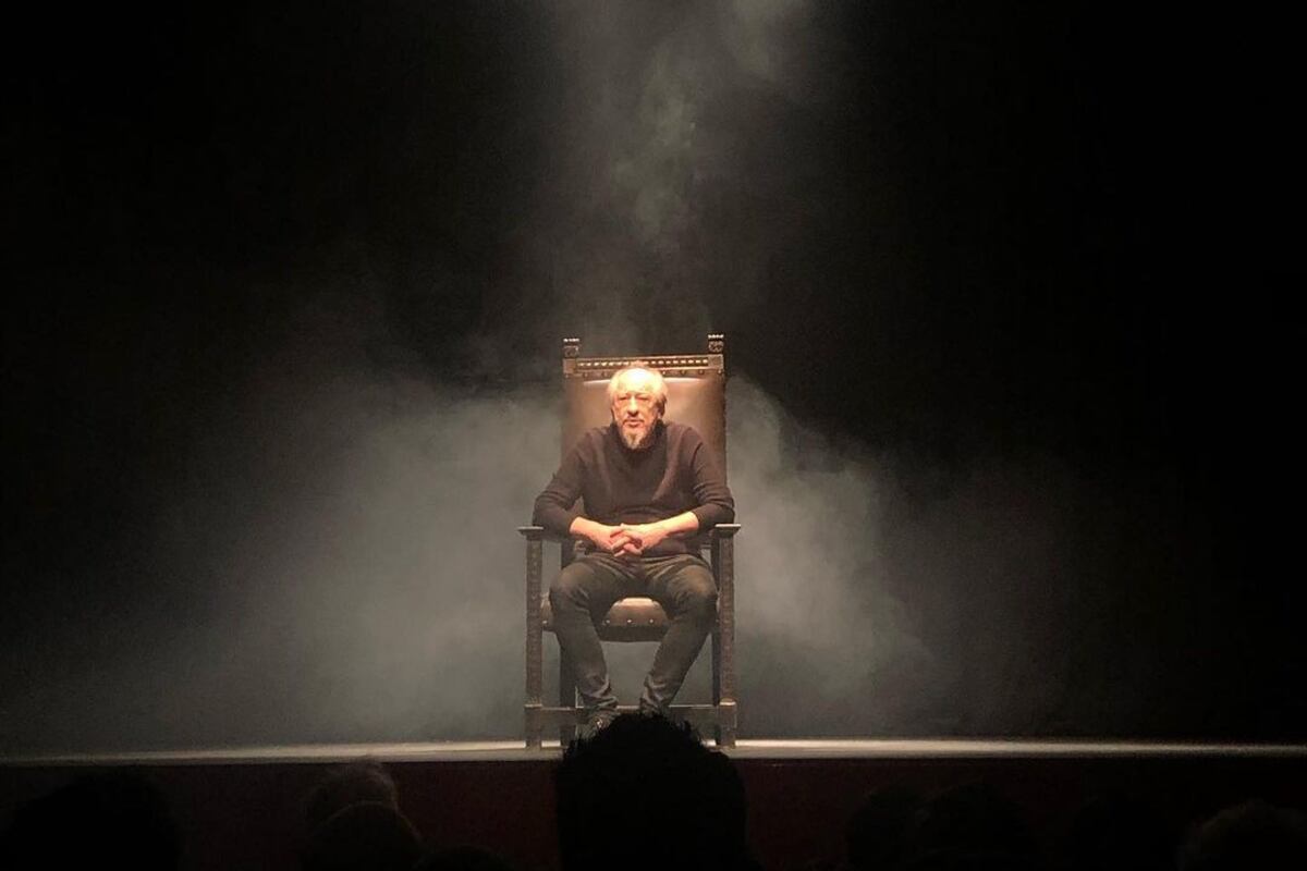 Daniel Aráoz, en la penumbra humeante del teatro. El actor cordobés es feliz en ese contexto. (Prensa Daniel Aráoz)