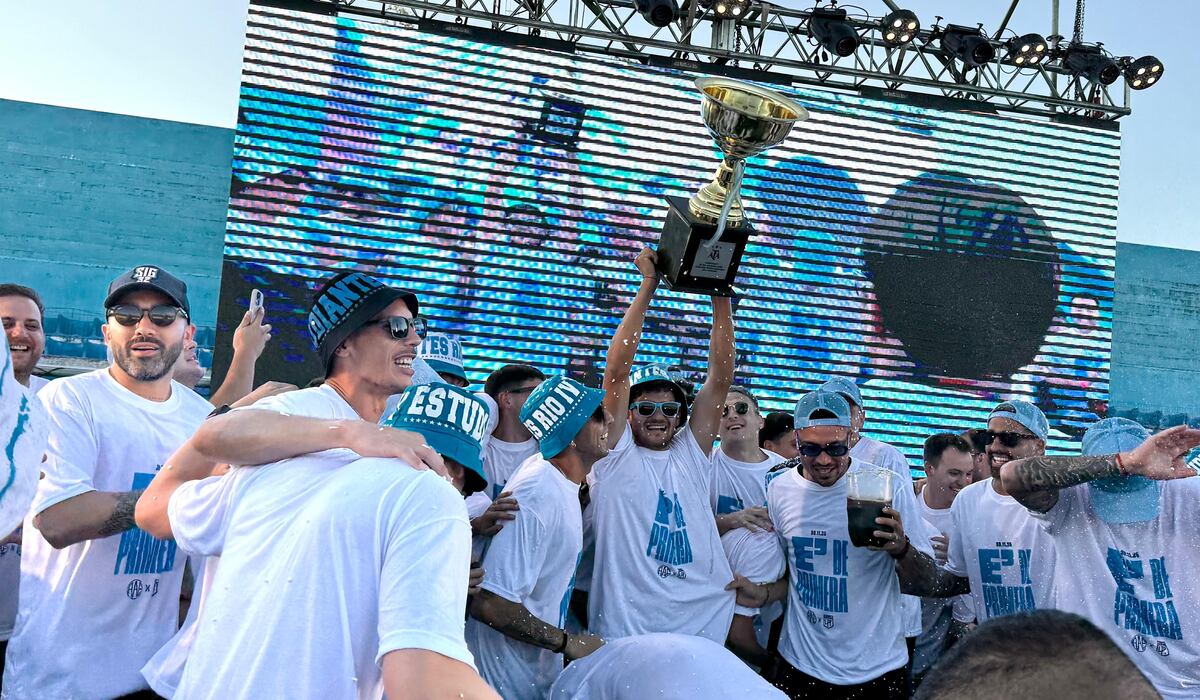 Festejos de los jugadores de Estudiantes de Rio Cuarto por el ascenso a la Primera División del Fútbol Argentino en la cancha de Rio Cuarto.
