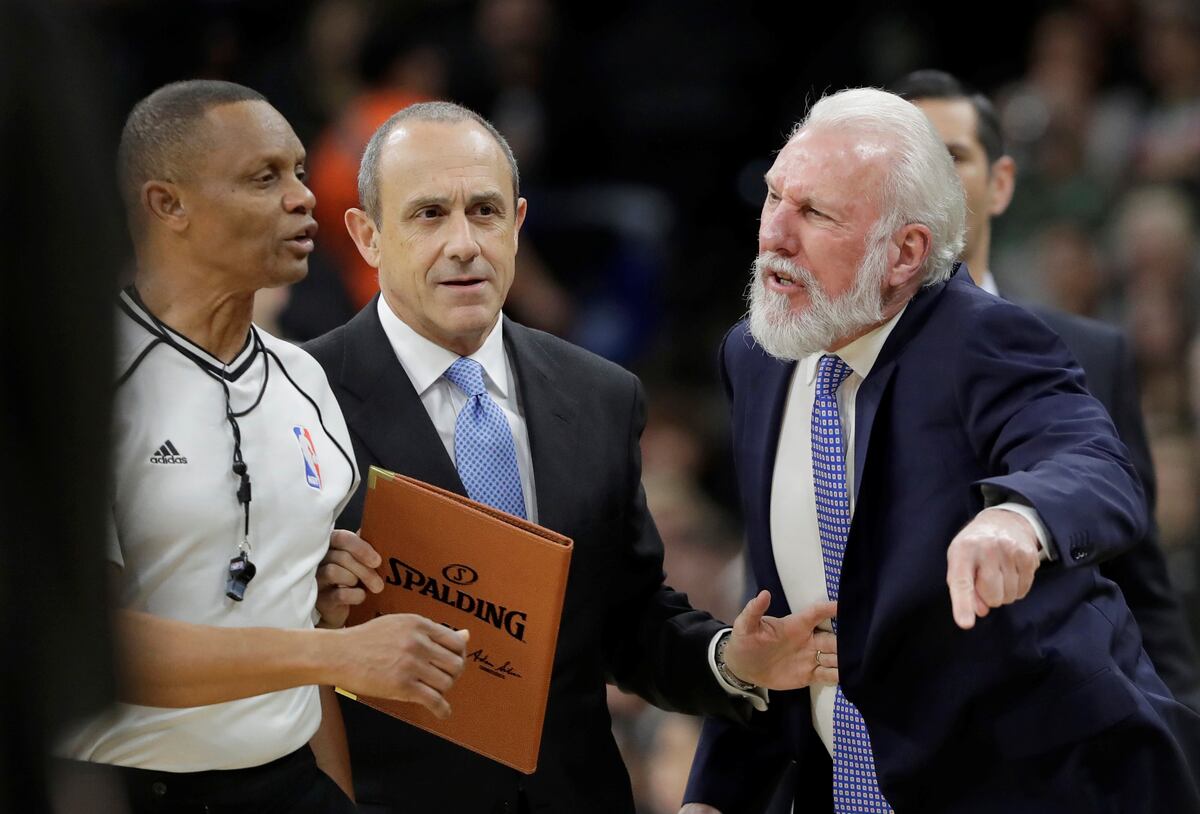 Ettore Messina cuando era asistente técnico de Gregg Popovich en los San Antonio Spurs. (AP)