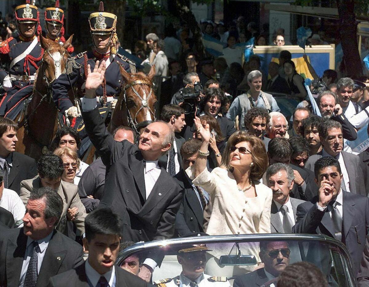Asunción de Fernando de la Rua el 10 de diciembre de 1999. El presidente renunció a su cargo el 20 de diciembre de 2001 en medio de una grave crisis politica, economica y social. (AFP, Daniel García)