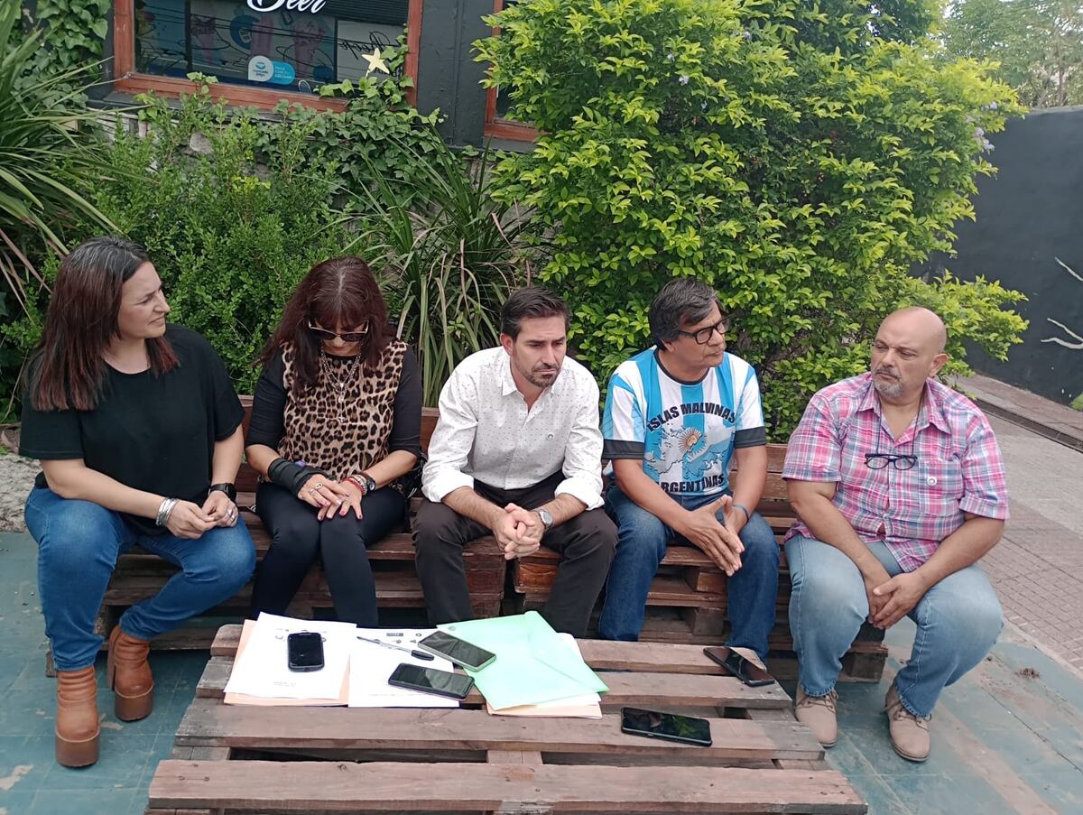 Rambaldi, al centro, y las autoridades de los partidos de Juntos por el Cambio (Gentileza FM 105.7).