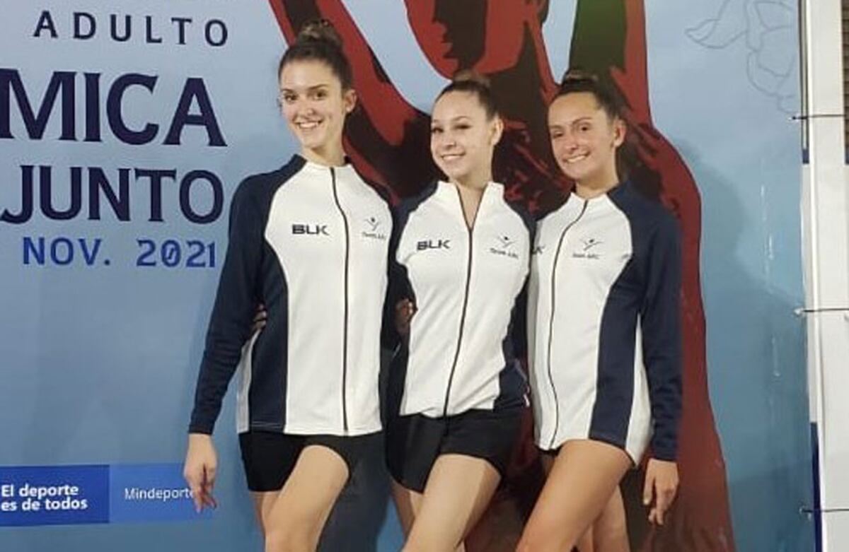 Agostina Vargas Re, en el centro de la foto, junto a sus compañeros del equipo juvenil que ganó la medalla de plata en el Sudamericano. (Enard Info)