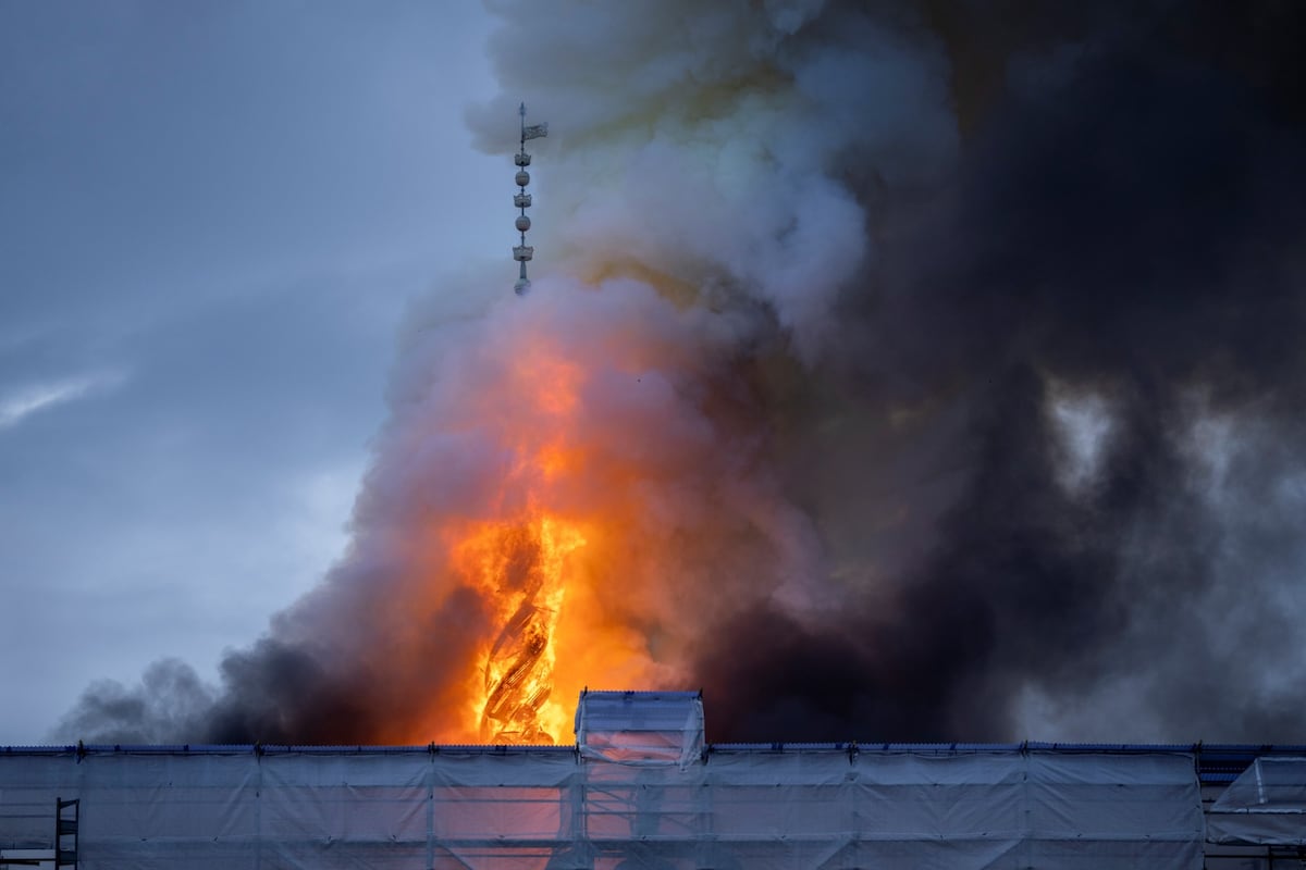 Dinamarca. Un incendio devasta el histórico edificio de la Bolsa de Copenhague (AP).