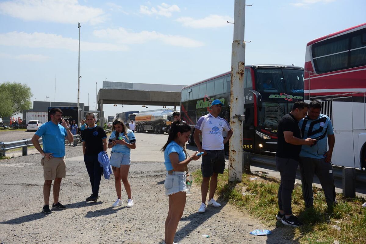 Belgrano. Demora en el peaje a Rosario por un auto incendiado en la autopista. (José Gabriel hernández / La Voz)