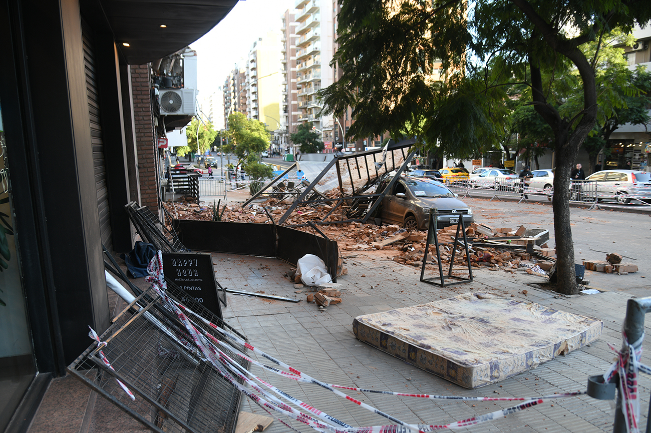 Trágico derrumbe en Córdoba: un muerto y siete heridos en un bar de barrio Güemes
La víctima es un hombre de 34 años. Varias personas fueron rescatadas. Sucedió el sábado por la noche en bulevar San Juan al 673, en medio del fuerte viento.
Foto: Ramiro Pereyra / La Voz