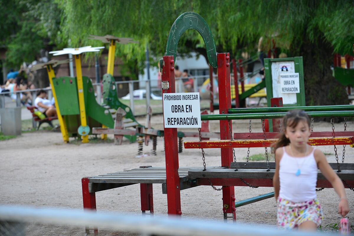 La Plaza de los niños, en el Parque de las Tejas, está abandonada y en reparación. La gente la usa aún con advertencias de carteles. (Javier Ferreyra / La Voz)