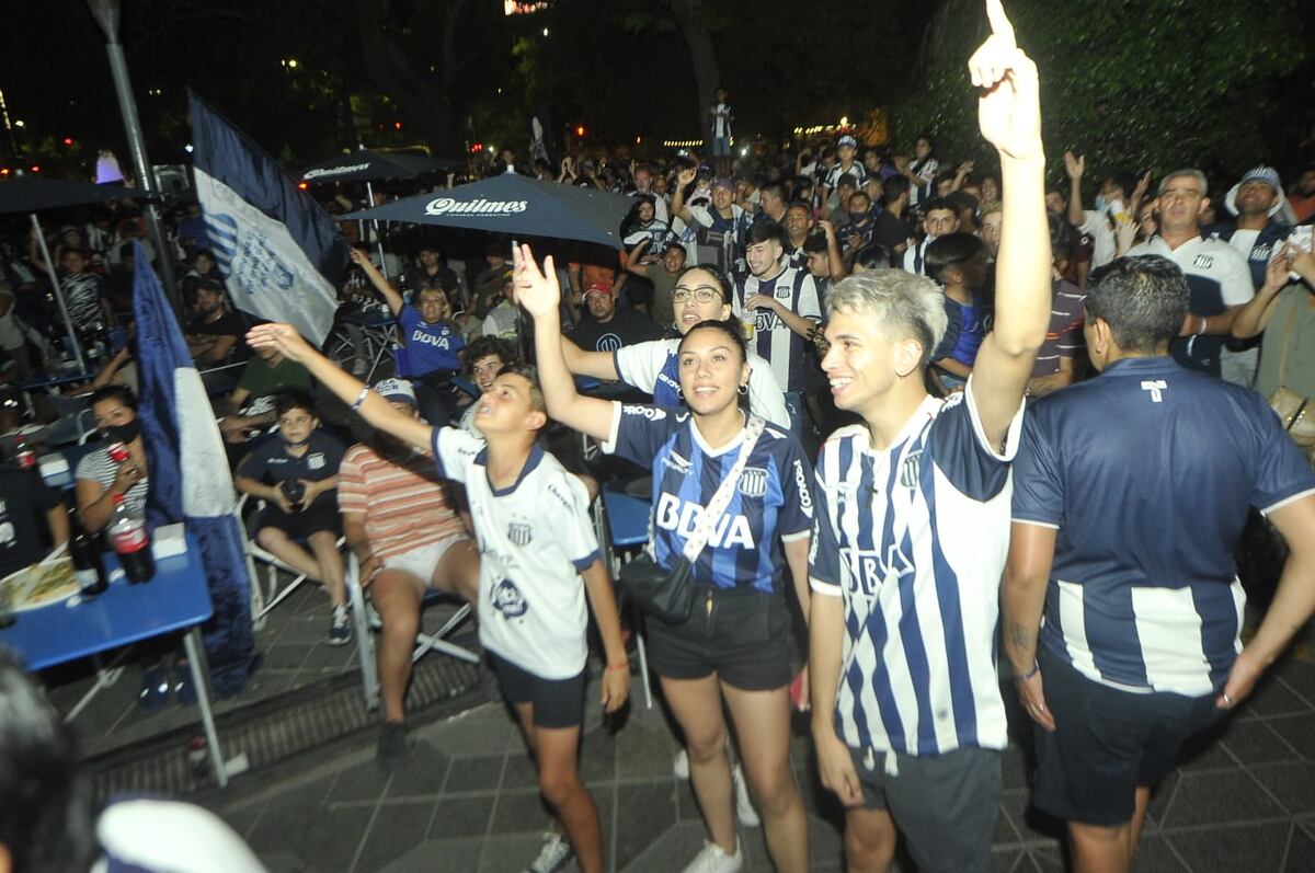 Los hinchas de Talleres que alientan en Córdoba en la final contra Boca por Copa Argentina. (Javier Ferreyra)