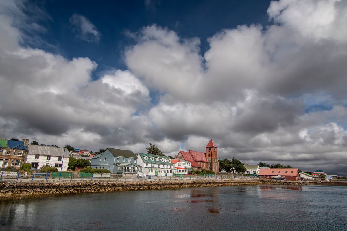 Puerto Argentino. Vista de la ciudad desde la bahía. Se observa la Catedral de la Iglesia de Cristo. (Foto: gentileza Carlos Winston Albertoni)