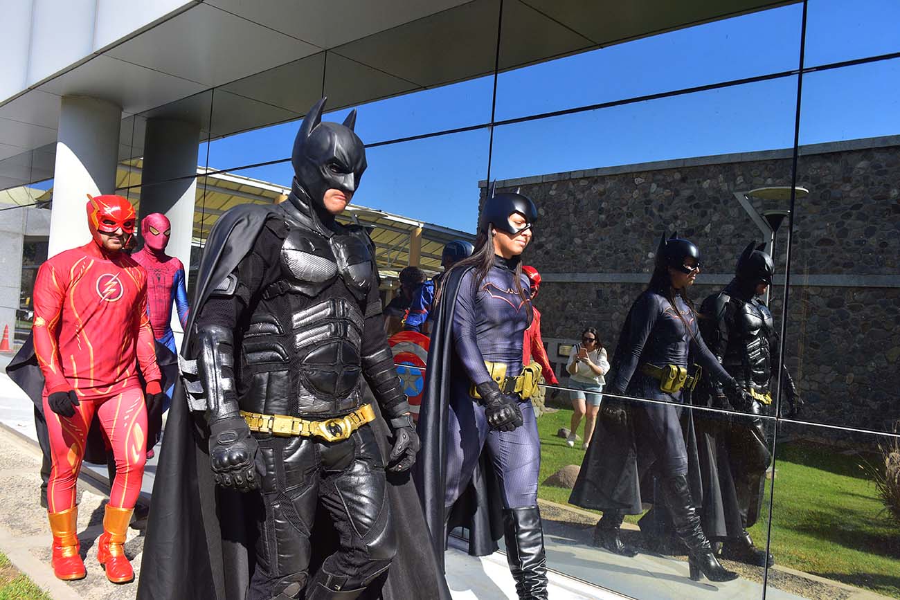 Batman y los superhéroes cordobeses de visita a la Redacción de La Voz para Historias Urbanas. (José Gabriel Hernández / La Voz)