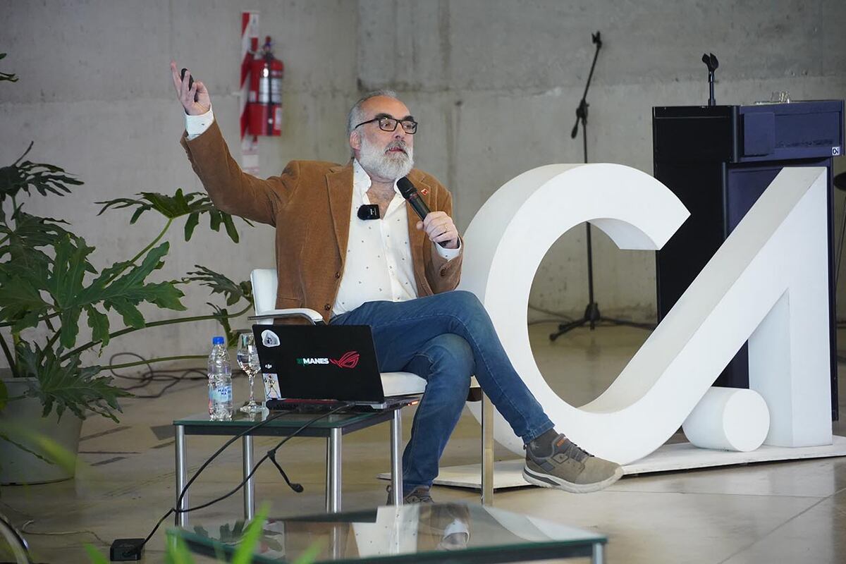 Sergio Manes expuso sobre “El algoritmo como asistente de diseño: nuevos paradigmas del anteproyecto arquitectónico”.