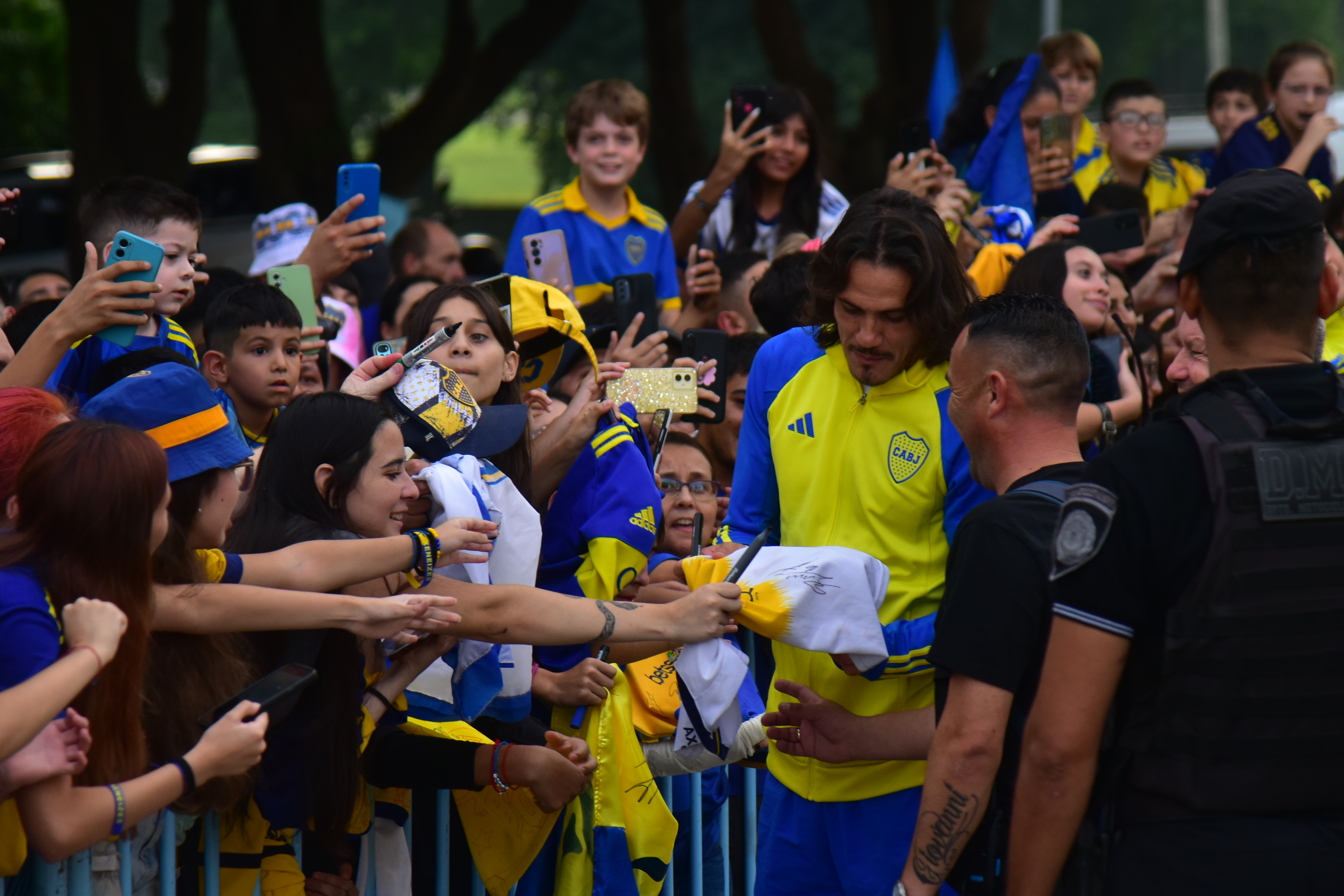 Cavani con los hinchas de Boca en Córdoba. (Pedro Castillo / La Voz)