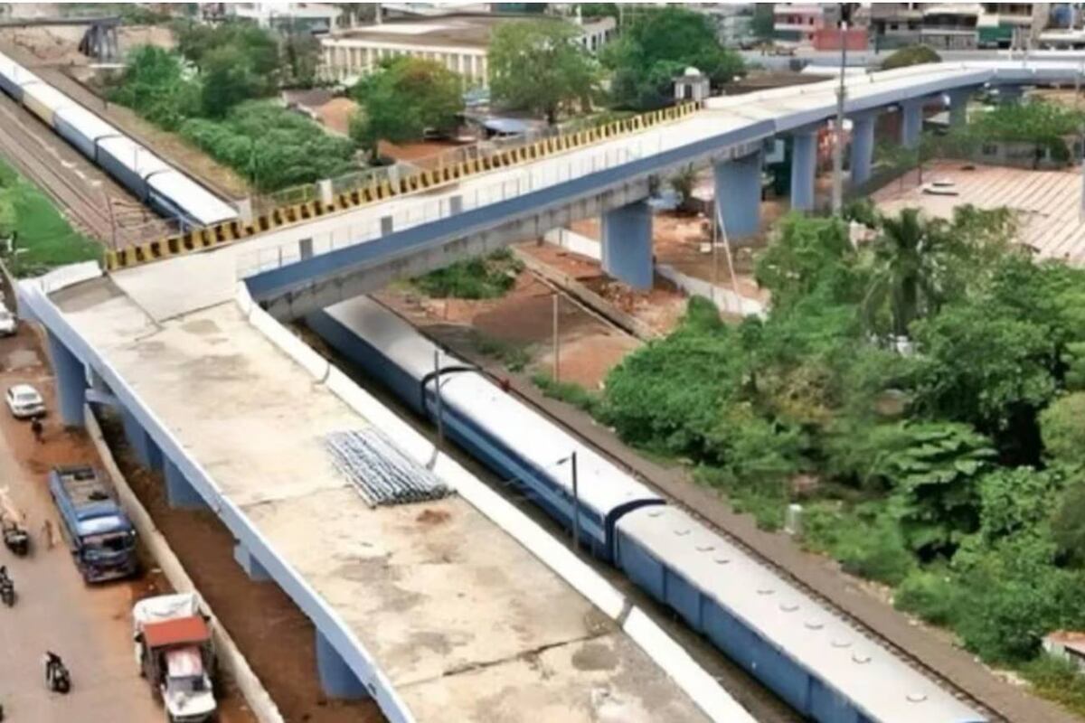 Echaron a siete ingenieros por hacer un ángulo de 90 grados. (captura NDTV).