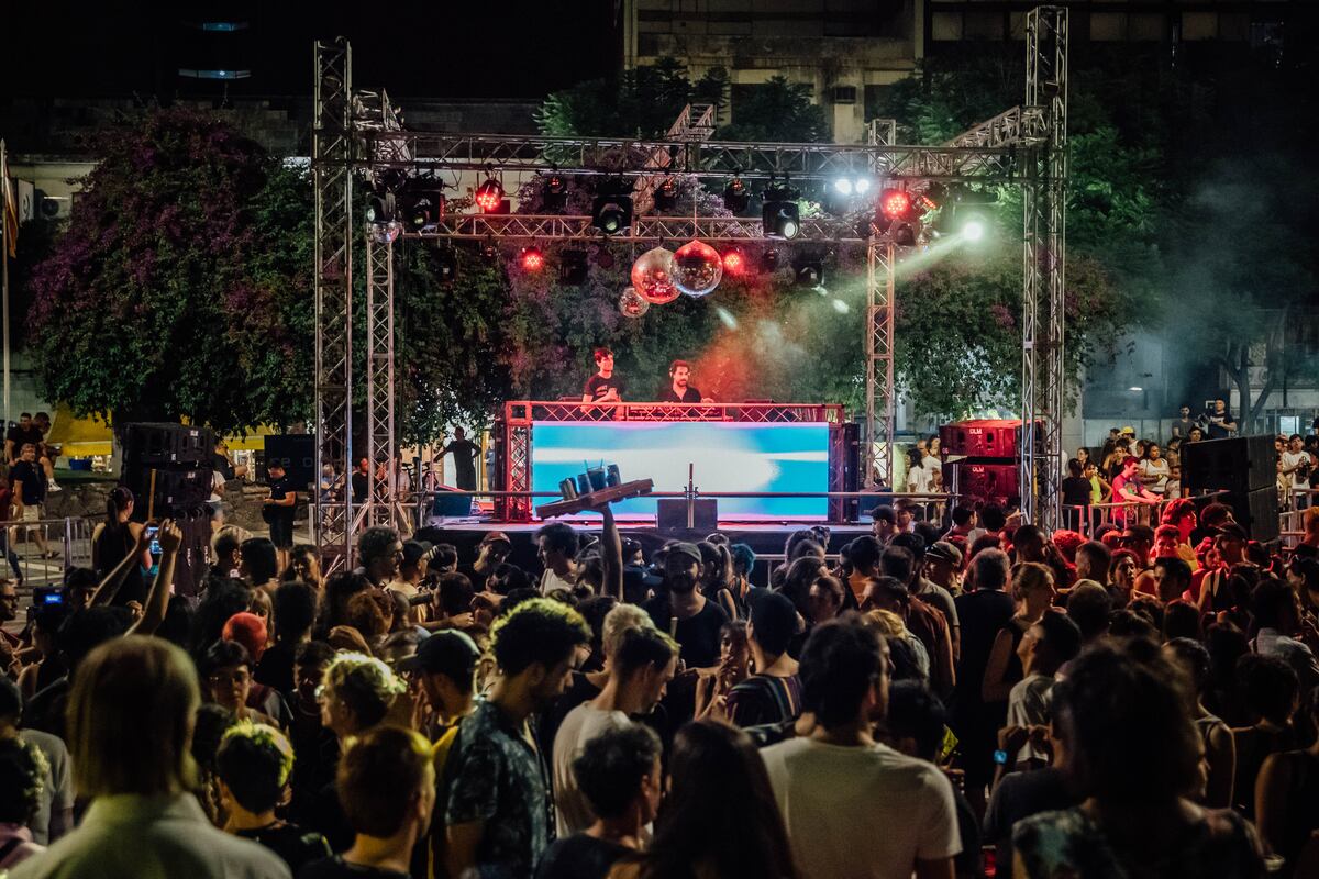 Imágenes de la fiesta Ítalo Disco que se realizó en plaza Italia el sábado. (Gentileza Franco Cappelli).