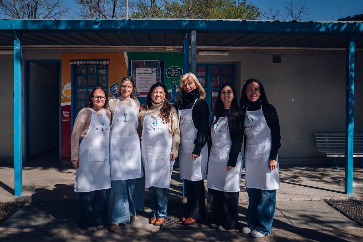 Lucía Oviedo y Mariel Picco, nutricionistas de la Secretaría de Educación; Carolina Capdevila, directora de la escuela Del Castillo; Daniela Abraham y Verónica Robinson, consultoras externas de la alianza de ciudades Saludables.