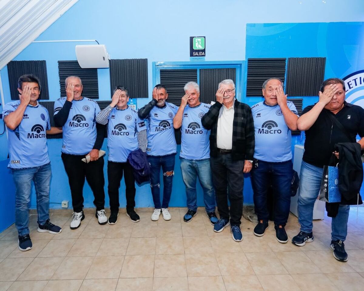 En el Gigante de Alberdi, que tanto conocen, fueron homenajeados los campeones del Regional '86. (Prensa Belgrano)
