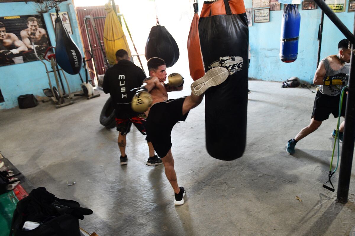 Agustín Sarfatti practica kick boxing en el gimnasio Don Luis de barrio San Lorenzo y es múltiple campeón. (Javier Ferreyra /La Voz)