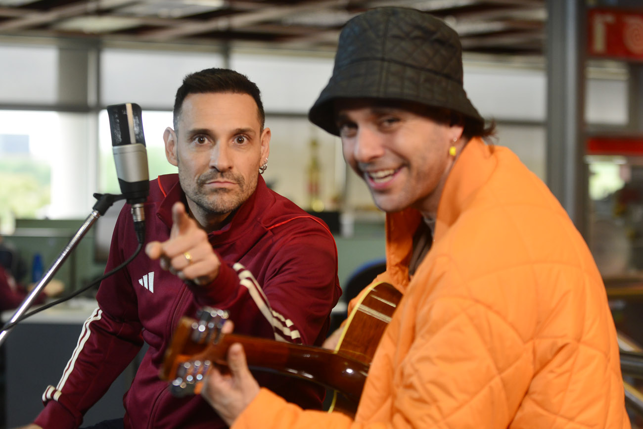 Los integrantes de Los Caligaris Raúl Sencillez y Juan Taleb hicieron un acústico en la redacción de La Voz. (Nicolás Bravo / La Voz)