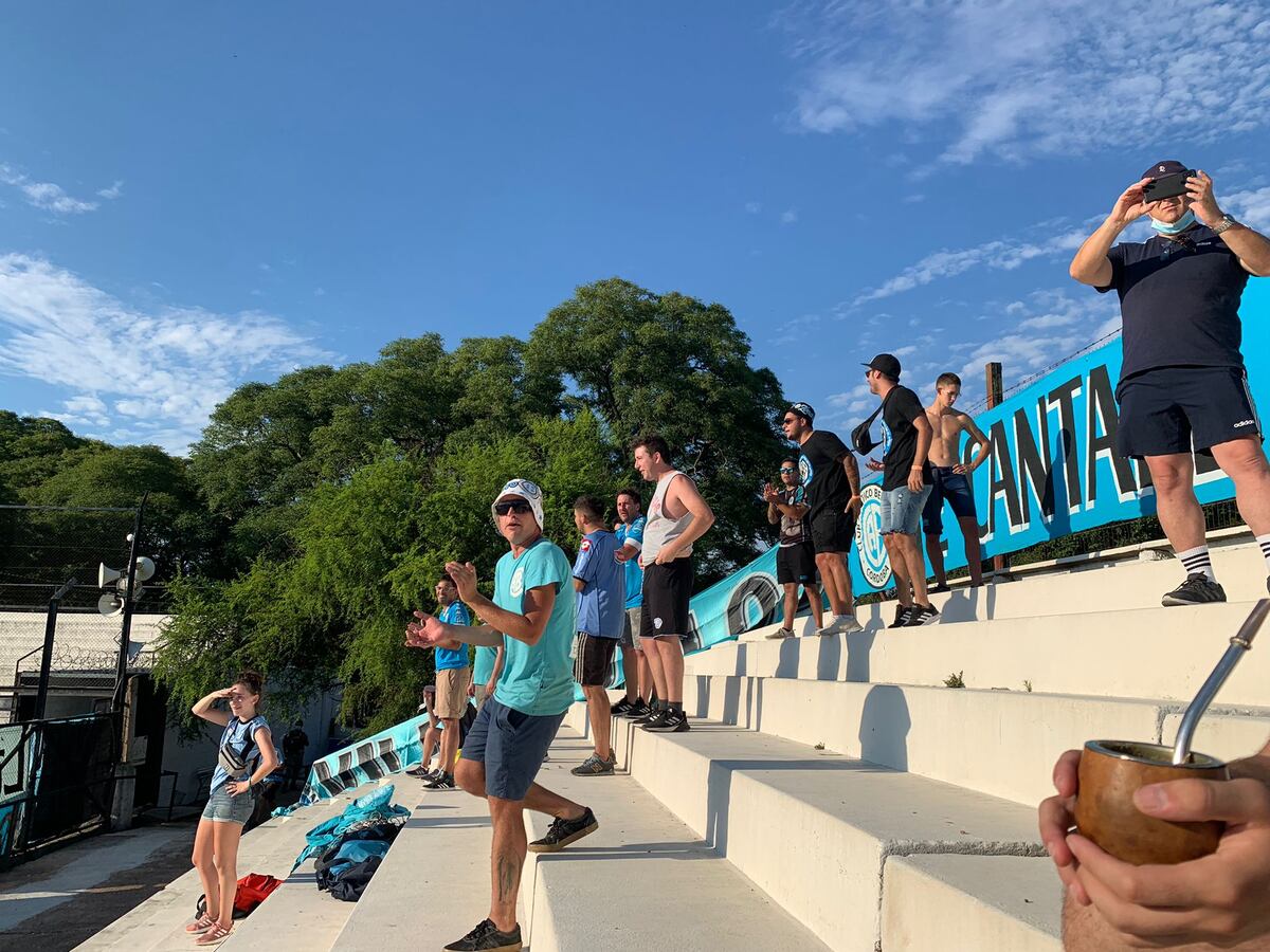 La hinchada está compuesta por cordobeses que viajaron y otros radicados en Uruguay. (La Voz)