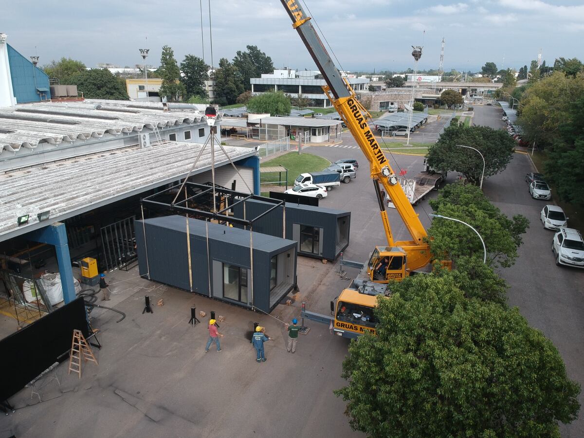 Las viviendas Pod son fabricadas en la planta que tiene en el predio de La Voz del Interior. Una vez fabricadas, se trasladas en camión el terreno del cliente. (Gentileza Pod)