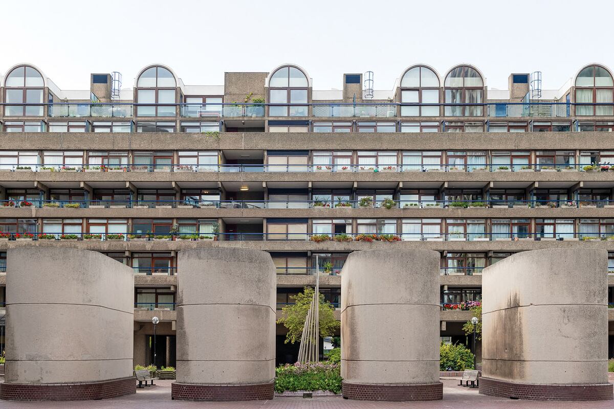En el Barbican Estate hay más de 4.000 habitantes, 2.014 departamentos y un estacionamiento para 1.710 vehículos. Travesías digitales.