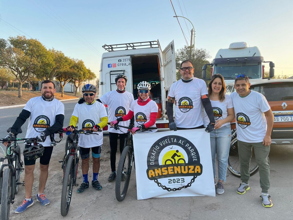 Un grupo de deportistas cordobeses dio la vuelta al Parque Nacional Ansenuza en bicicleta. (Gentileza Mirna Grinóvero)